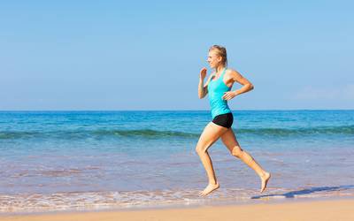 Descubra como correr de forma mais eficaz na areia da praia
