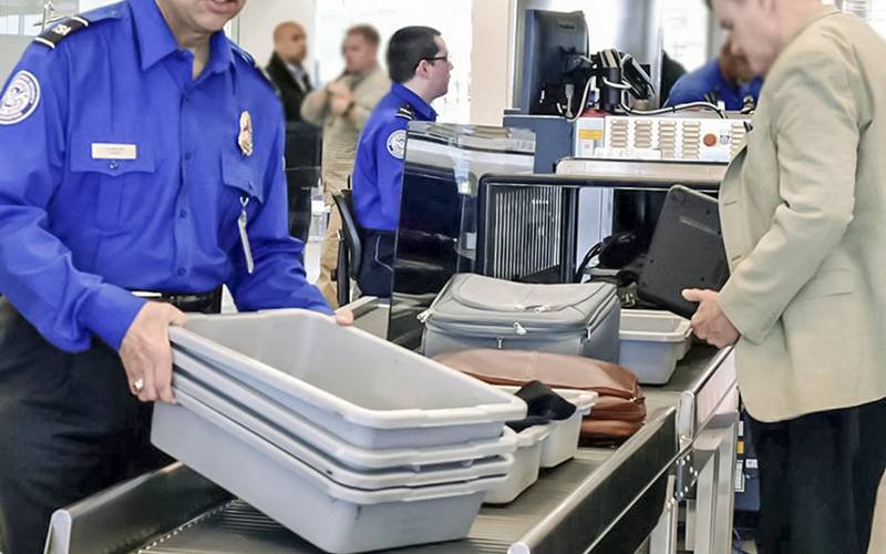 Bandejas de segurança de aeroportos estão cheias de vírus
