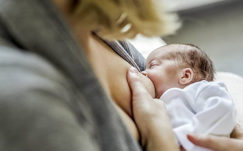 Bebés prematuros beneficiam da ingestão de leite materno