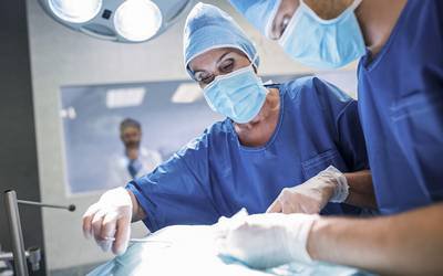 Paciente operado ao coração sob hipnose e sem anestesia em França