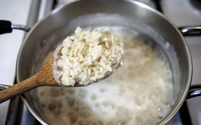 Cozinhar arroz com óleo de coco reduz calorias em 60%
