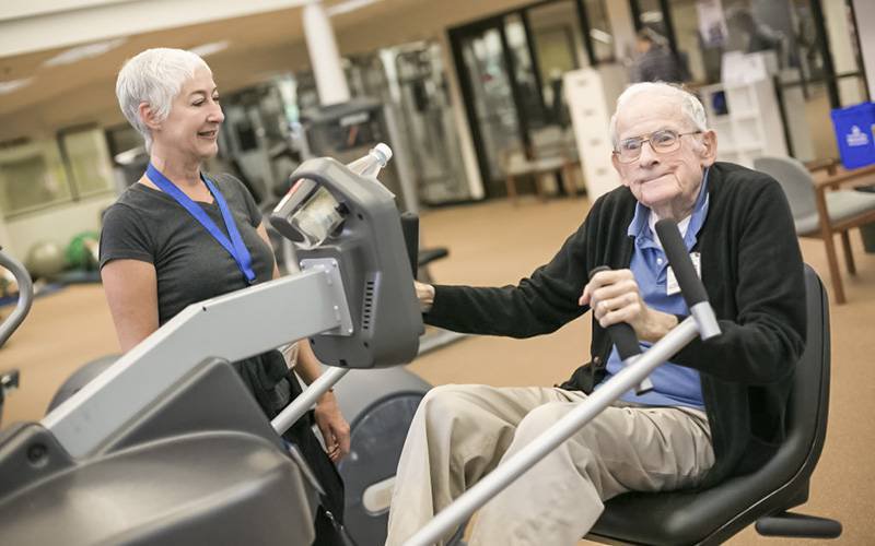 Exercício físico reduz número de quedas em pacientes com Alzheimer