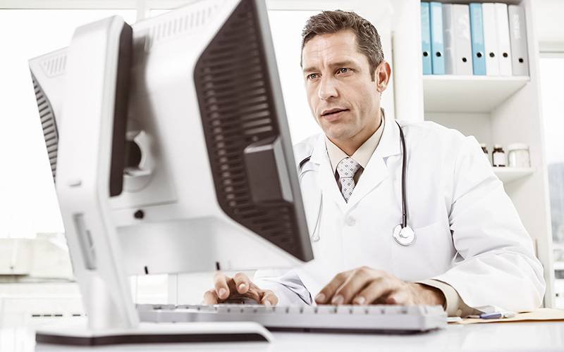 Médicos passam mais de metade do tempo a olhar para o computador