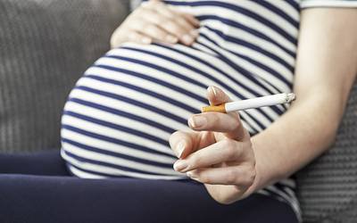 Puberdade precoce associada a mães que fumam durante a gravidez