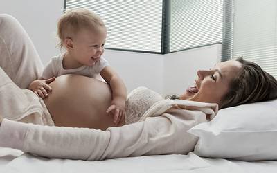 Um ano entre gravidezes reduz riscos para mãe e bebé