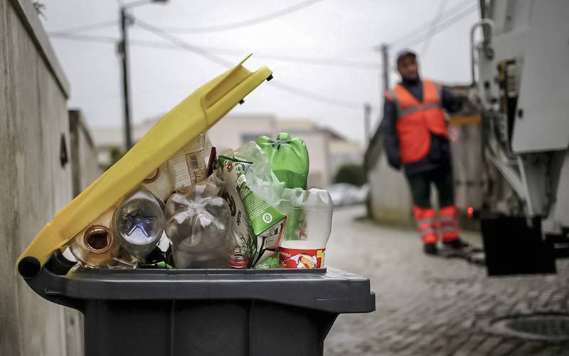Portugueses produzem mais lixo e reciclam cada vez menos