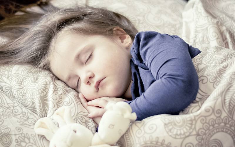Estudo destaca importância de boas rotinas de sono para crianças