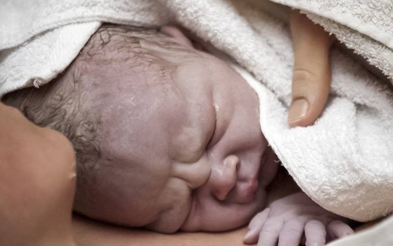 Atrasar banhos de recém-nascidos aumenta taxas de amamentação