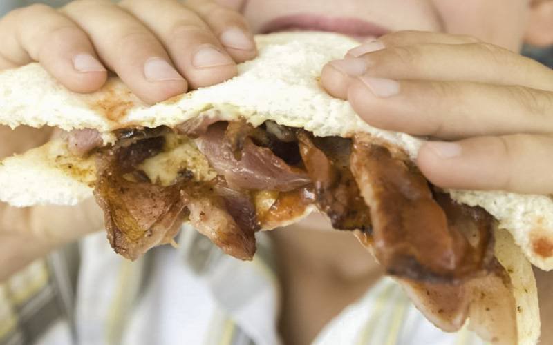 Bacon e presunto contêm químicos que podem provocar cancro