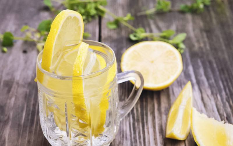 Água com limão pode danificar os dentes