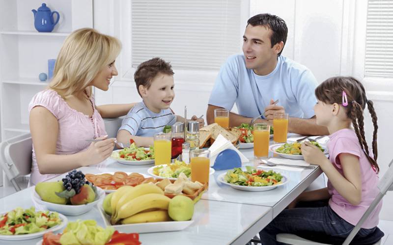 Crianças que fazem refeições com a família são mais saudáveis
