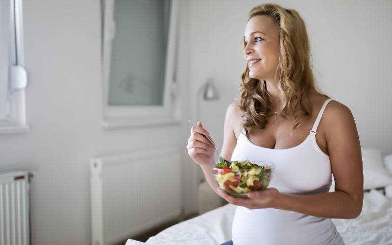 Dieta saudável na gravidez reduz risco de bebé nascer pequeno