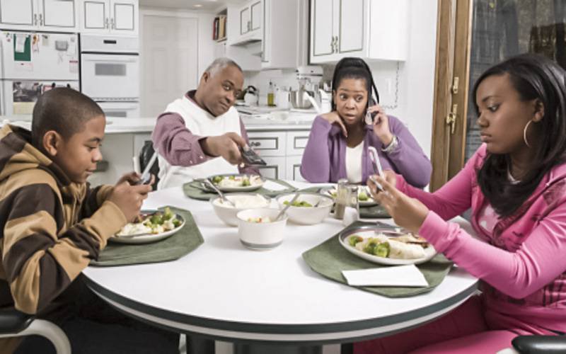 Famílias gastam metade do tempo das refeições com tecnologia