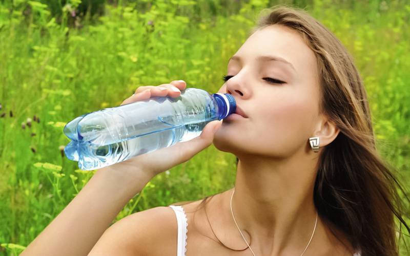 Não beber água associado a consumo de mais calorias
