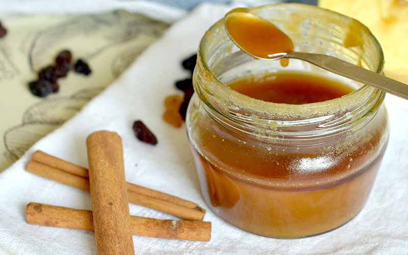 Descubra os benefícios de ingerir mel com canela