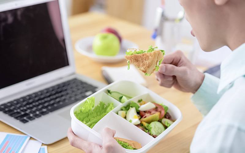 Saiba como se alimentar de forma prática e saudável no trabalho