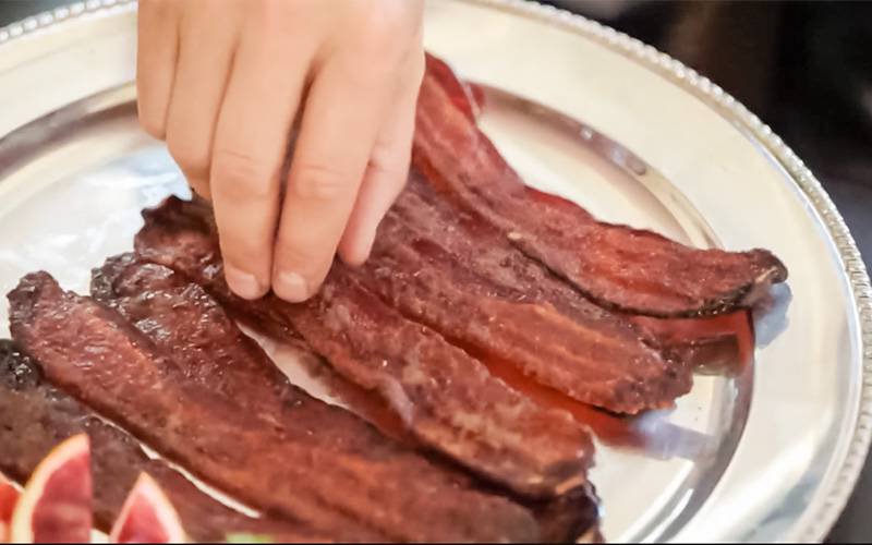 Uma fatia de bacon diária associada a risco de cancro colorretal