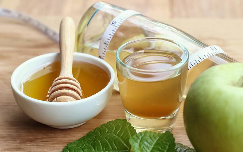Descubra nove benefícios de beber vinagre de maçã com mel