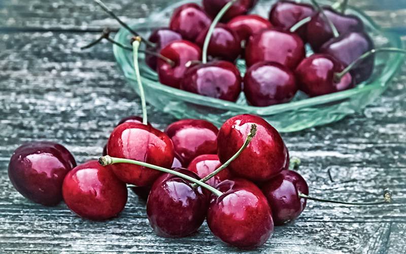 Descubra sete benefícios de comer cerejas