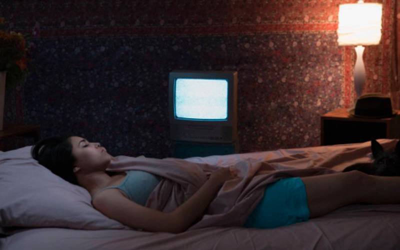 Dormir com luz artificial associado a aumento de peso