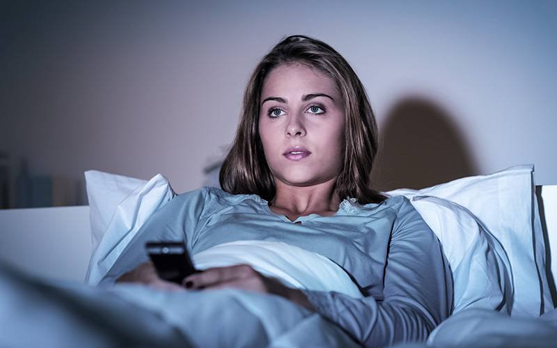 Dormir com televisão ligada pode promover obesidade