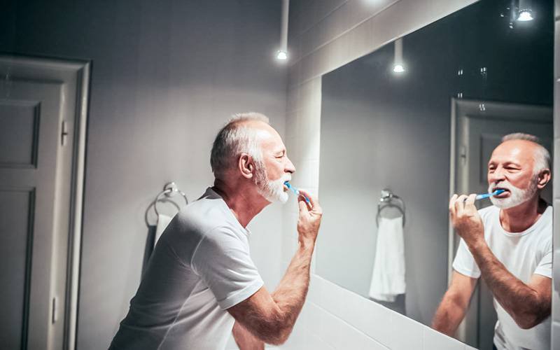 Escovar os dentes ajuda a combater Alzheimer