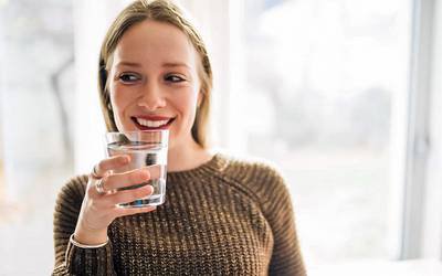 Conheça dez sinais de que não está a beber água suficiente
