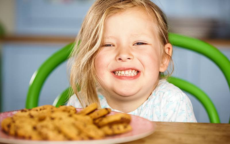 Snacks oferecidos a crianças aumenta risco de obesidade