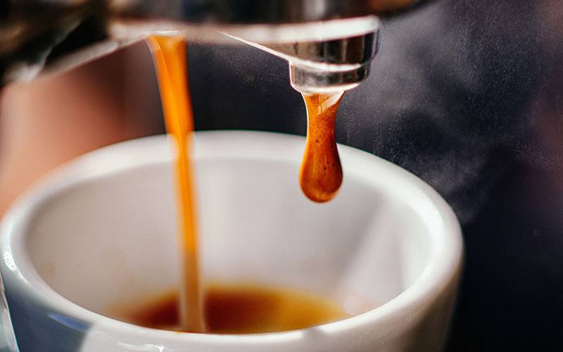 Cientistas investigam por que café tem efeito laxante