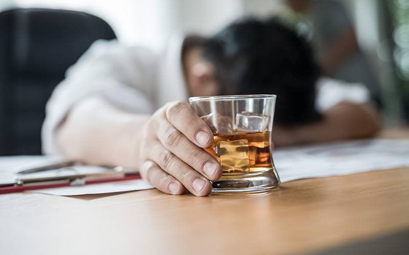 Cientistas usam com sucesso ecstasy no tratamento do alcoolismo