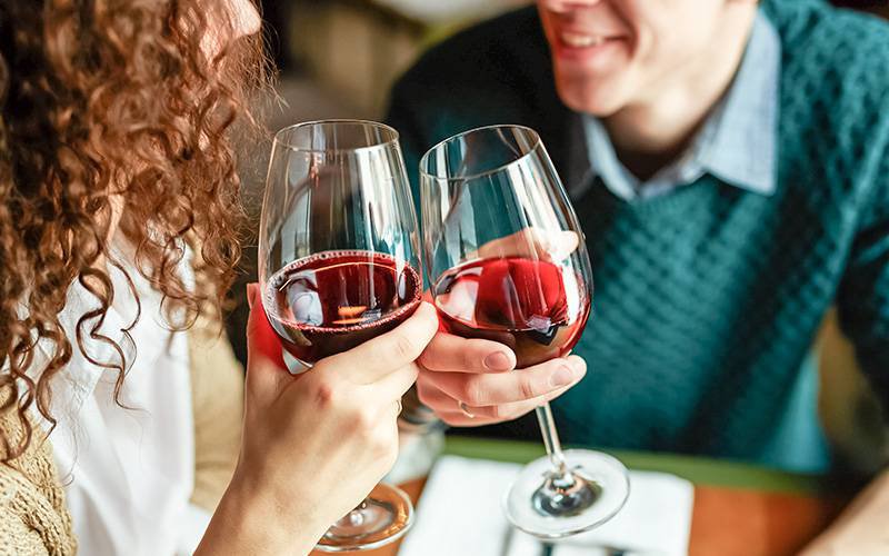 Conheça cinco benefícios para a saúde de beber vinho