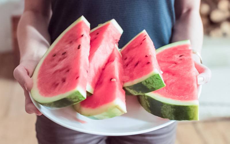Conheça seis benefícios para a saúde de comer melancia diariamente