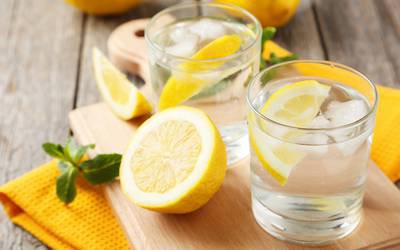Descubra porque beber água com limão faz bem à saúde
