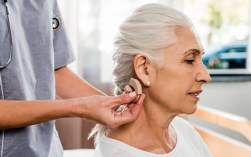 Aparelhos auditivos podem ajudar a reduzir risco de demência