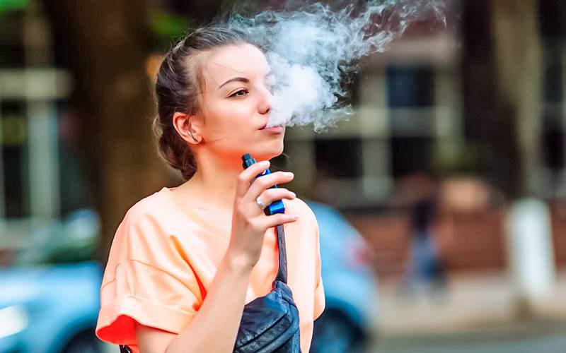 Cigarros eletrónicos prejudicam fertilidade feminina