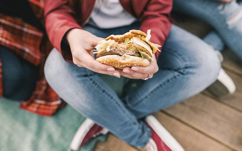 Ingerir fast-food pode prever aparecimento de sintomas depressivos
