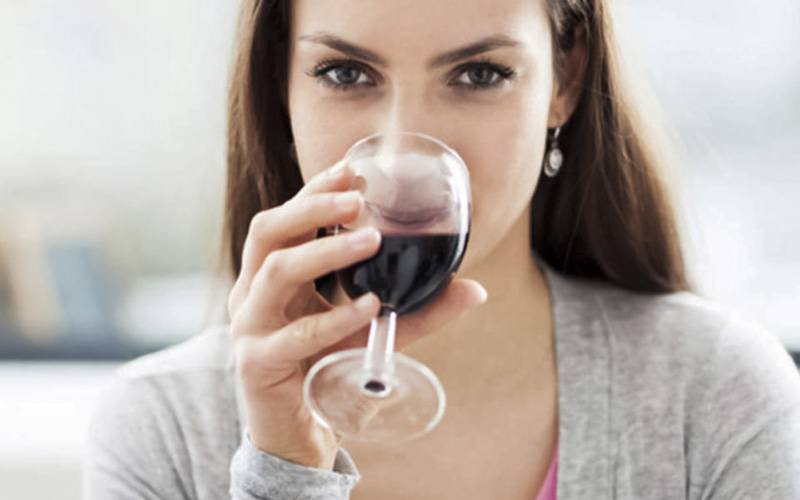 Beber um copo de vinho diariamente pode reduzir risco de depressão
