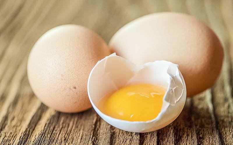 Comer ovo cru faz bem ou mal?