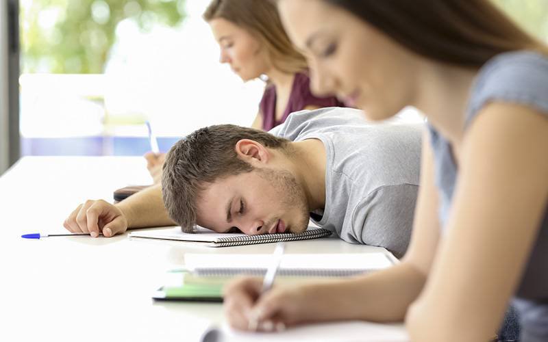 Hábitos de sono saudáveis promovem aproveitamento na universidade