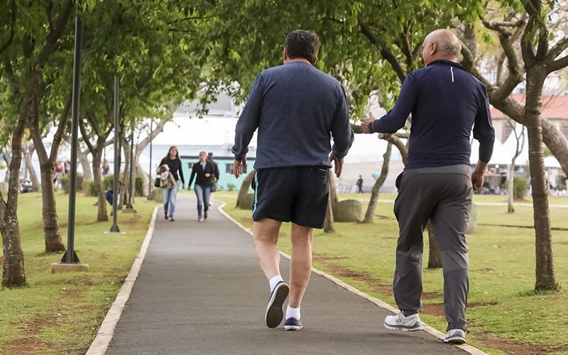 Pessoas que caminham lentamente têm cérebros mais velhos