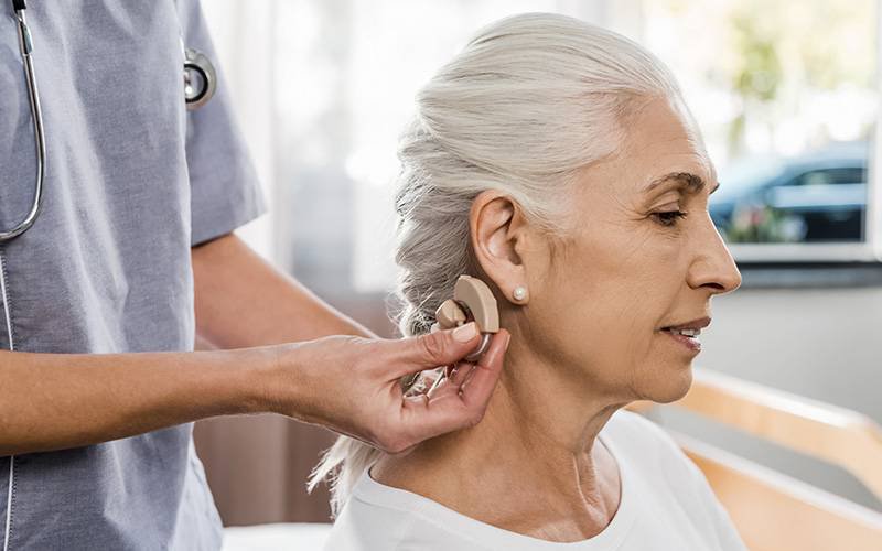 Uso de aparelhos auditivos diminui risco de demência