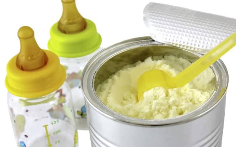 Composto do leite em pó para bebés importante no seu desenvolvimento