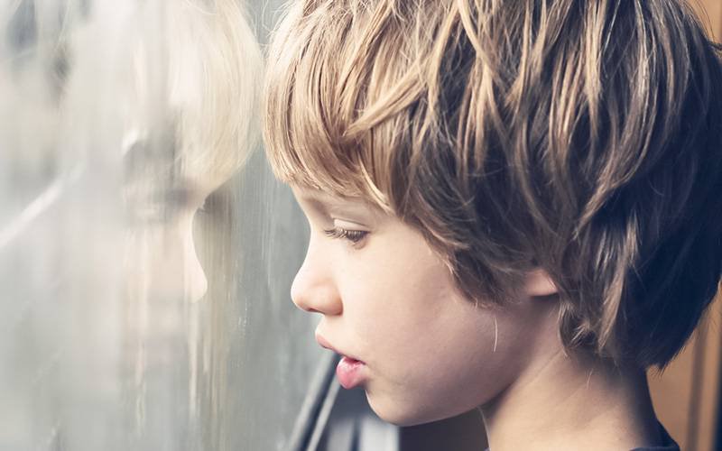 Crianças autistas têm duas vezes mais probabilidade de sentir dor