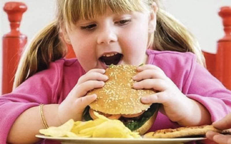 Morar perto de restaurantes fast-food aumenta risco de obesidade