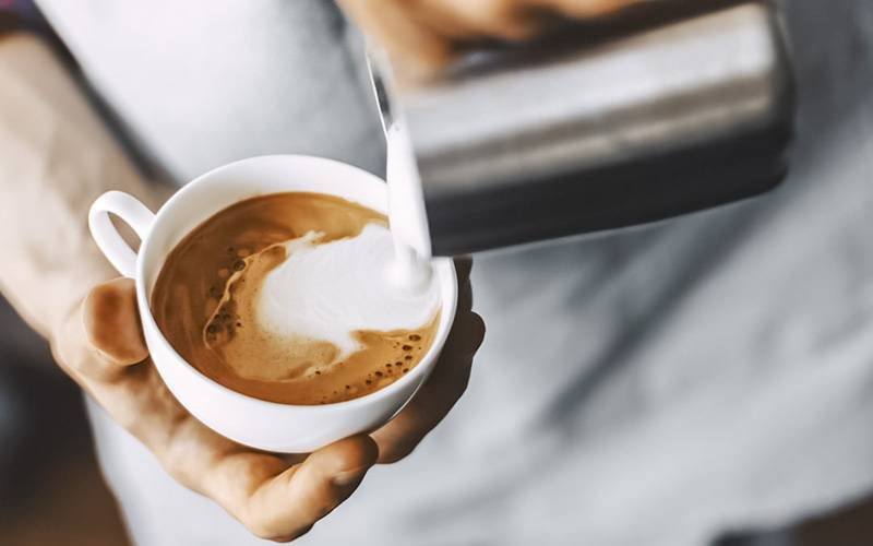 Adicionar leite ao café torna-o muito mais calórico