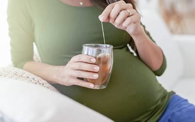Conheça os chás mais seguros e os desaconselhados na gravidez