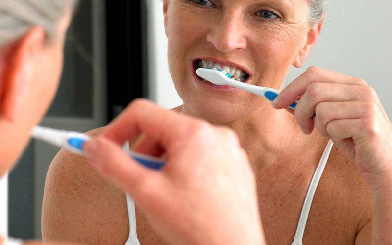 Escovar os dentes protege saúde cardiovascular