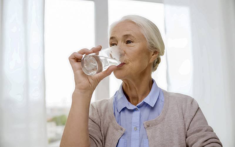 Desidratação pode causar problemas cognitivos em idosos