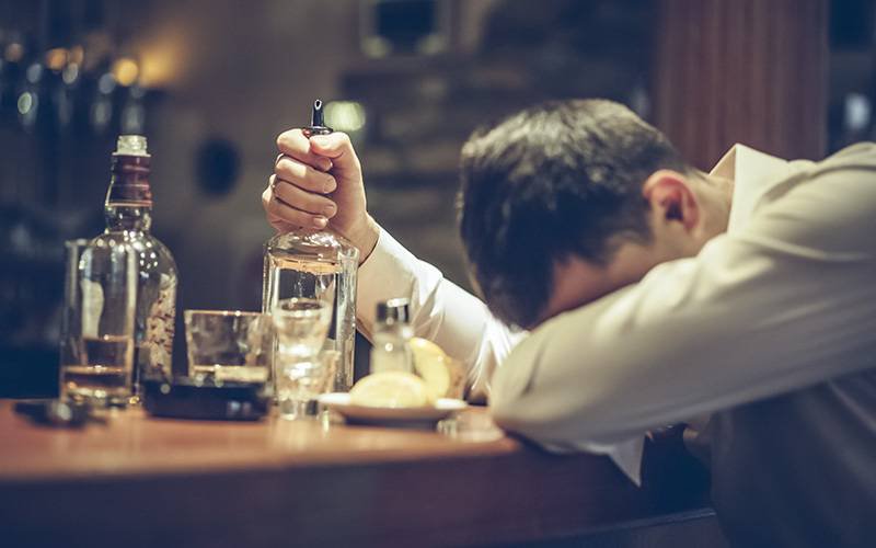 Número de mortes relacionadas com alcoolismo duplica nos EUA