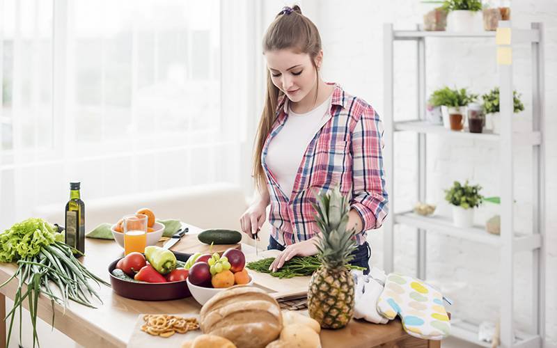 Preparar refeições em casa melhora qualidade da dieta